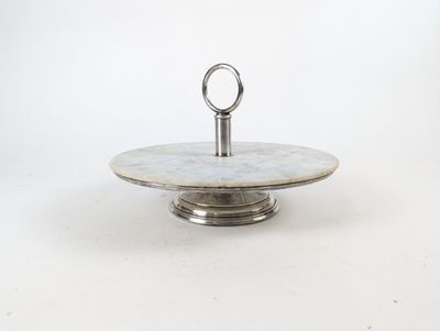 assiette en argent plaqué avec une poignée, sur fond blanc