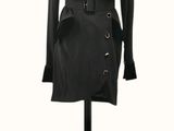 un manteau noir sur un mannequin sur fond blanc