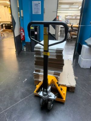 une photo d'un chariot sur lequel est empilée une pile de livres