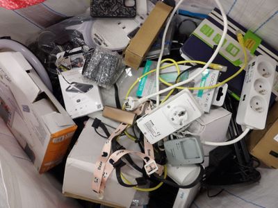 un tas d'appareils électroniques dans un sac posé par terre
