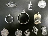 diverses breloques et pendentifs en métal argenté sur un fond noir