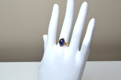 Une bague en argent vermeil, serti par quatre griffes à déco…