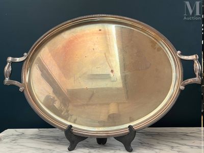 un plateau en argent avec un miroir sur une table
