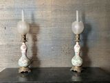 deux lampes posées sur une commode