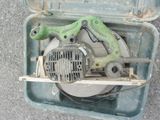 une petite machine verte qui se trouve dans une boîte