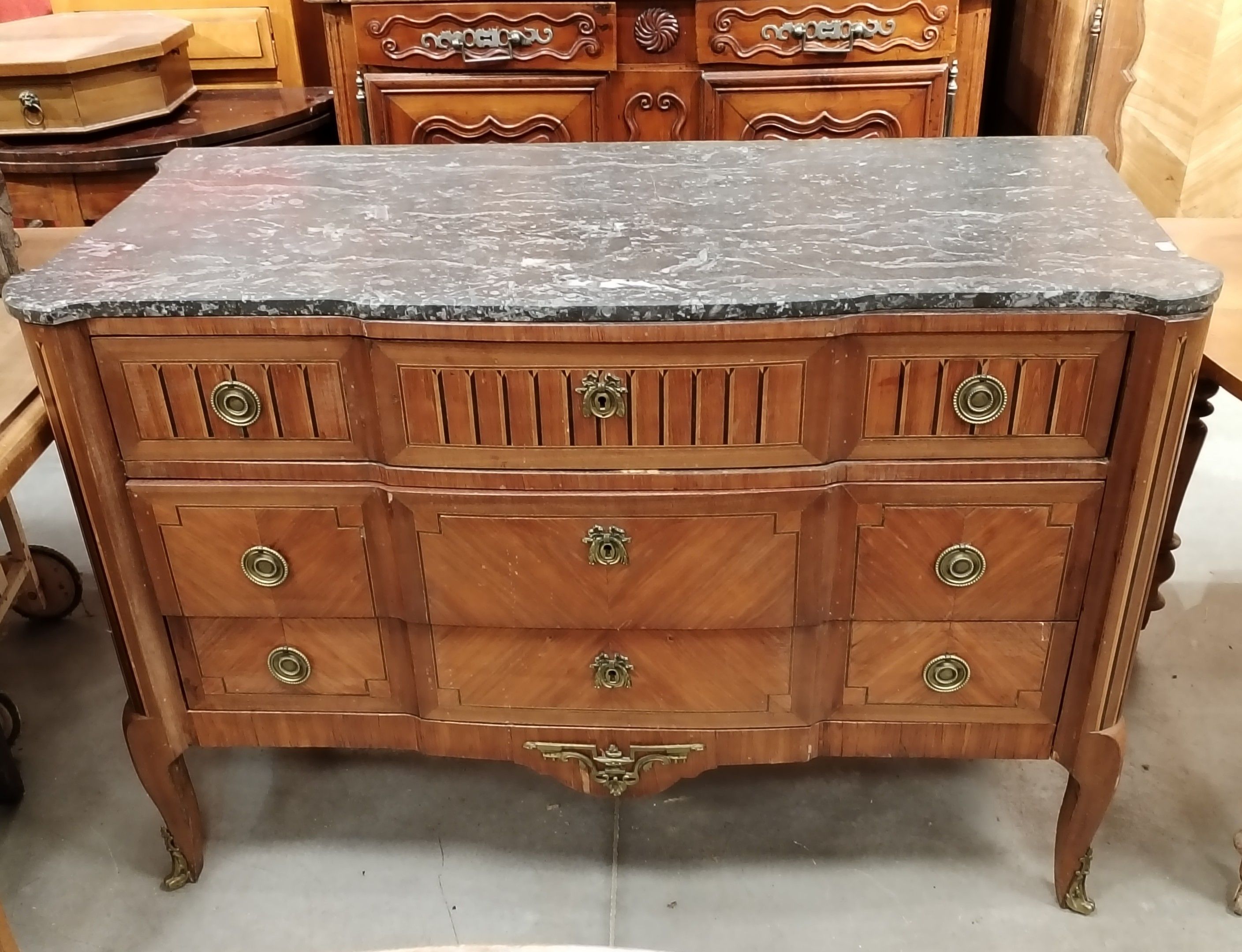 Commode en bois de placage à 3 tiroirs dont 2 sans tranverse…
