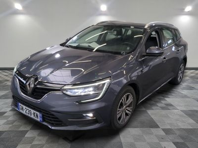 une voiture grise est garée sur le sol à carreaux d'un garage