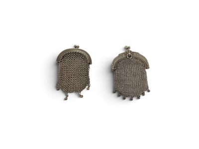 une paire de boucles d'oreilles en argent ornées d'un motif en cotte de mailles