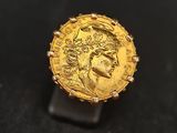 gros plan d'une pièce d'or portant un visage de femme