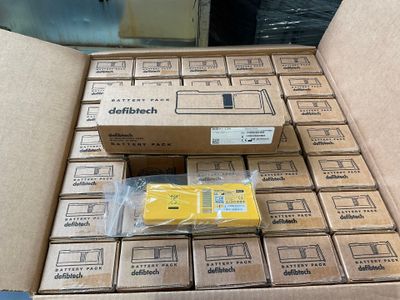 une boîte en carton contenant tout un tas d'objets jaunes