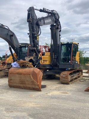 un bulldozer qui est à l'arrêt dans la terre