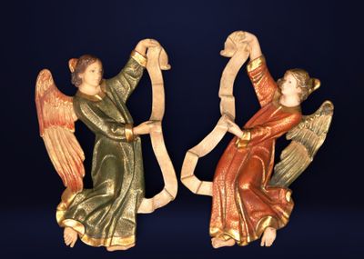 deux figurines d'anges tenant une harpe