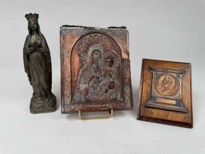 trois œuvres d'art, à savoir une statue, un livre et un cadre photo