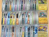 une photo montrant une collection de cartes Pokémon posées sur une table