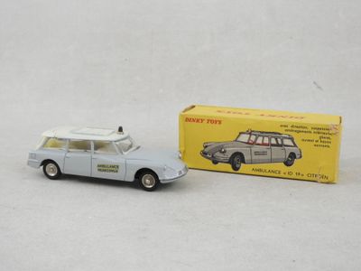 une voiture jouet posée à côté d'une boîte