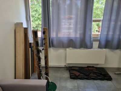 une photo d'un salon avec un canapé et une fenêtre