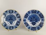 paire d'assiettes bleues et blanches à motifs floraux
