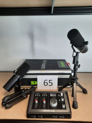 un micro, un pied de micro et un micro posé sur une table