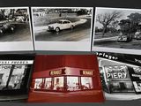 trois photographies en noir et blanc d'une voiture devant un magasin
