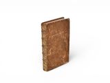 un vieux livre posé sur une surface blanche