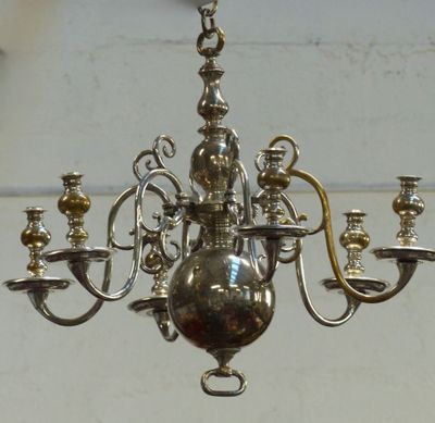 un lustre en argent suspendu au plafond