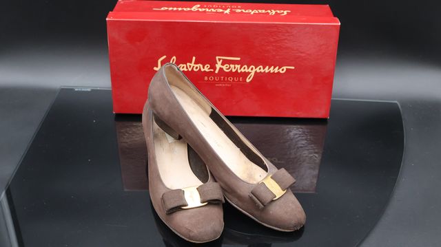 FERRAGAMO – Paire d’Escarpins en cuir taille 7 : à ressemeler 