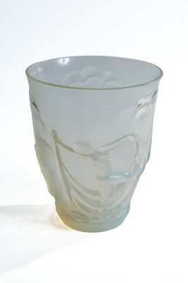 un verre posé sur une table, sur fond blanc