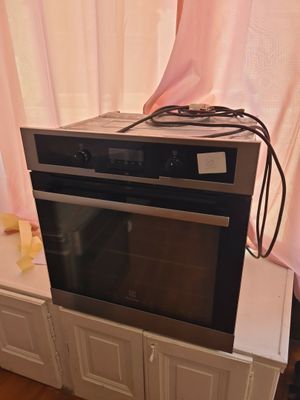 un micro-ondes posé sur un meuble dans une pièce