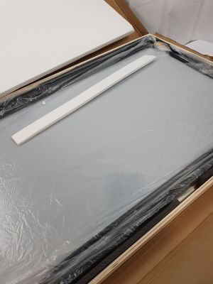 une boîte sur laquelle est posé un morceau de plastique