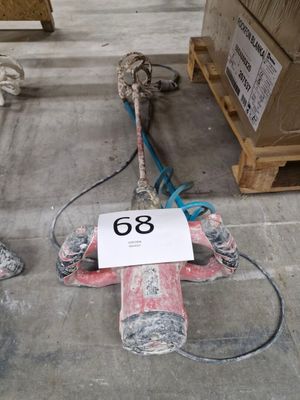 un skateboard portant un numéro, posé par terre