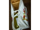 un sac contenant une bouteille de vin et une autre bouteille de vin