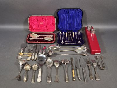 beaucoup d'argenterie dans un coffret sur une table