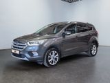 Une Ford Escape grise est garée dans une grande pièce.