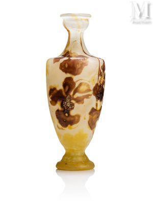 un vase en verre orné d'un motif marron et blanc