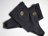 un gros plan sur une paire de chaussettes noires posées sur une surface blanche