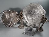 une assiette en argent posée à côté d'une autre assiette en argent sur une table