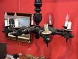une table sur laquelle sont posés un certain nombre d'objets dans une pièce