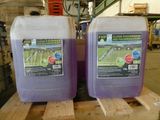 deux récipients violets contenant un liquide, posés sur une palette en bois