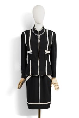 une robe et une veste noires et blanches sur un mannequin