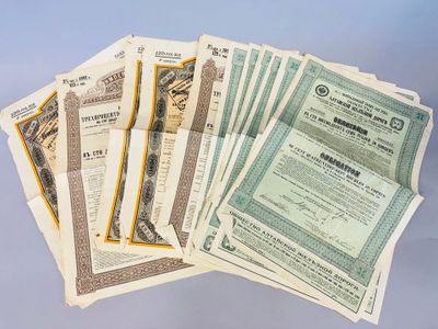 une pile de vieux billets chinois empilés les uns sur les autres