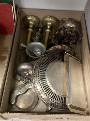 une boîte remplie d'objets en argent posée sur une table