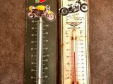 deux types de thermomètres différents posés par terre