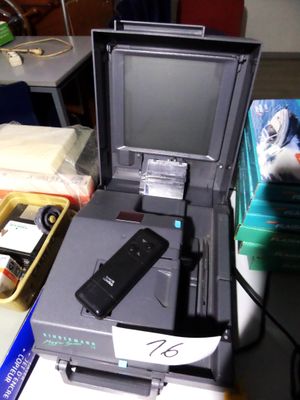 un ordinateur portable posé sur un bureau, à côté d'un téléphone portable