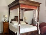 un lit à baldaquin au milieu d'une pièce