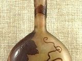 un vase orné d'une image, posé sur une table