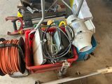 un chariot rouge contenant tout un tas d'outils