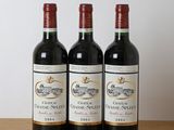 trois bouteilles de vin posées sur une table en bois