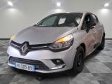 la voiture argentée est garée sur un sol en damier dans le garage