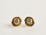 une paire de boucles d'oreilles en or et diamants sur fond blanc