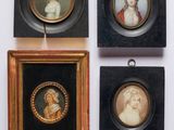trois portraits encadrés représentant des femmes et un homme, dans un cadre noir